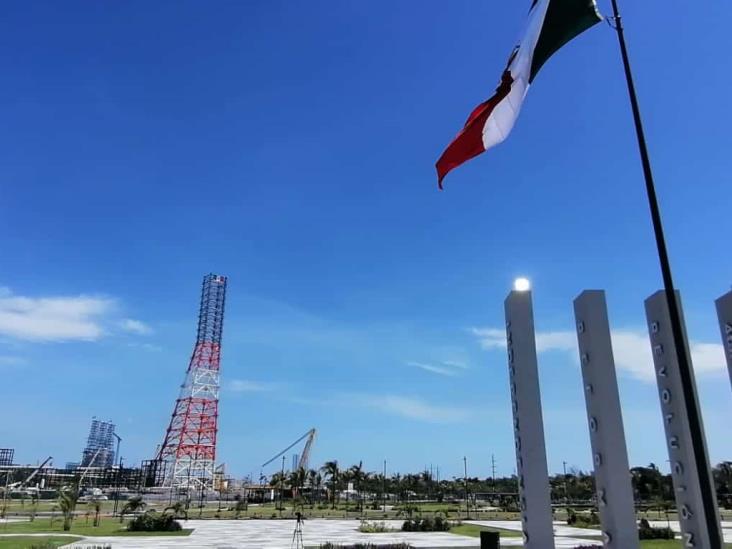 Llegan gobernadores y funcionarios a inauguración de la Refinería Olmeca (+video)