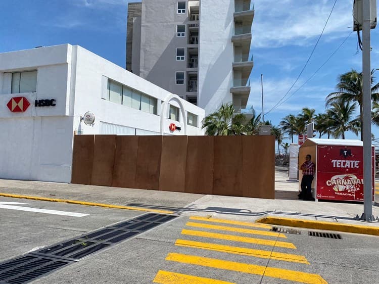 Protegen a negocios con barricadas previo a desfiles del Carnaval de Veracruz