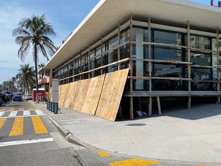 Protegen a negocios con barricadas previo a desfiles del Carnaval de Veracruz