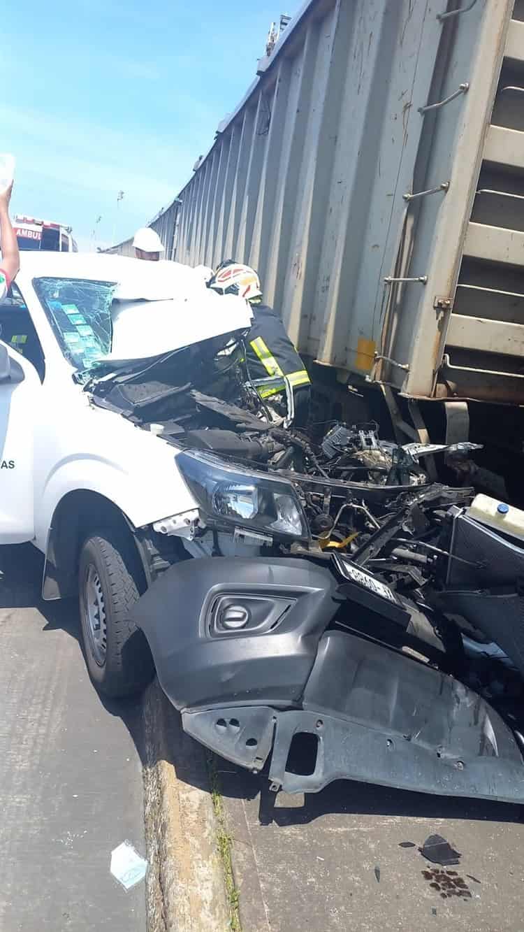 Camioneta se impacta contra un tren en el recinto portuario de Veracruz