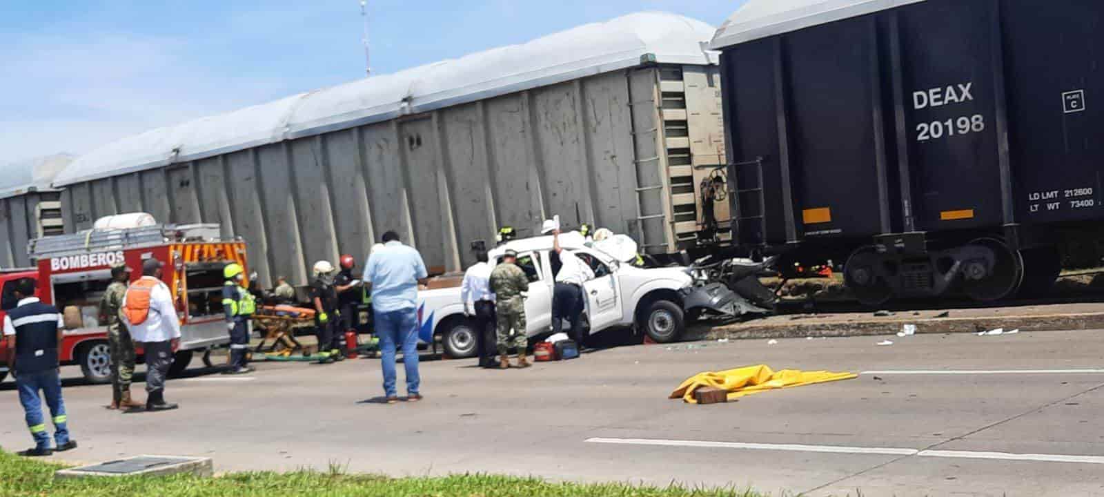 Camioneta se impacta contra un tren en el recinto portuario de Veracruz