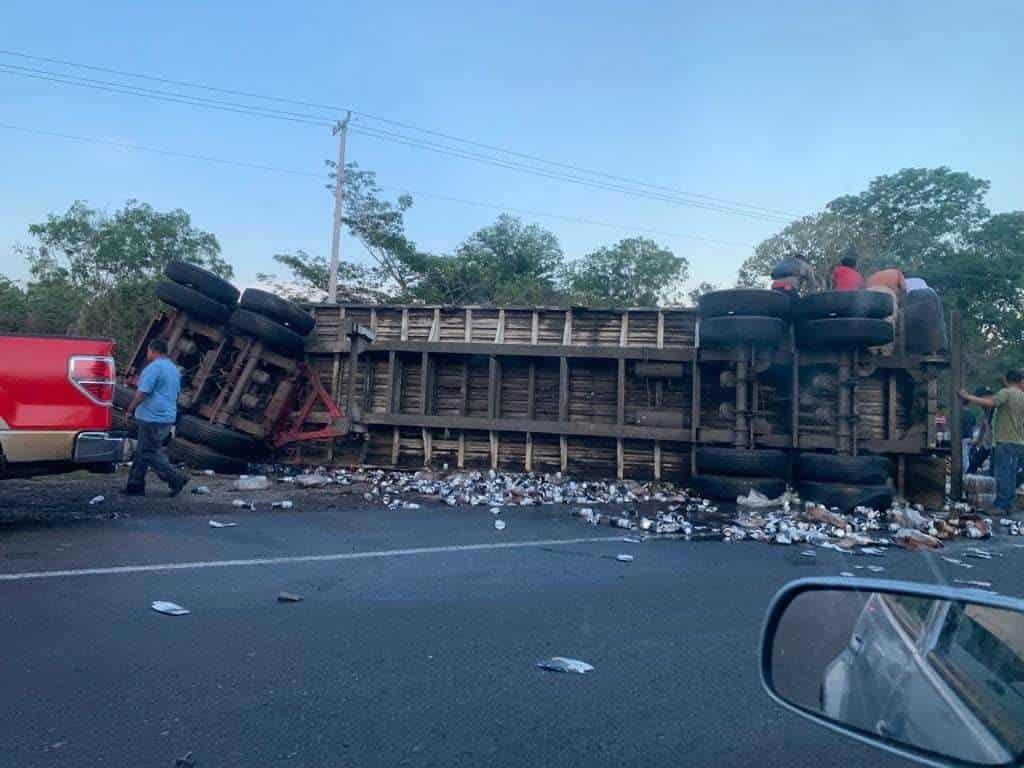 ¡Hubo rapiña! Tráiler de cervezas volcó en la carretera federal Tinaja-ciudad Alemán