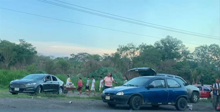 ¡Hubo rapiña! Tráiler de cervezas volcó en la carretera federal Tinaja-ciudad Alemán