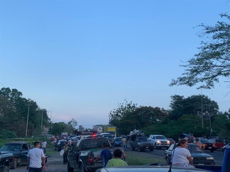 ¡Hubo rapiña! Tráiler de cervezas volcó en la carretera federal Tinaja-ciudad Alemán