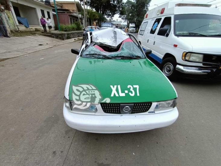 Taxista choca contra remolque en la avenida Ferrocarril Interoceánico de Xalapa