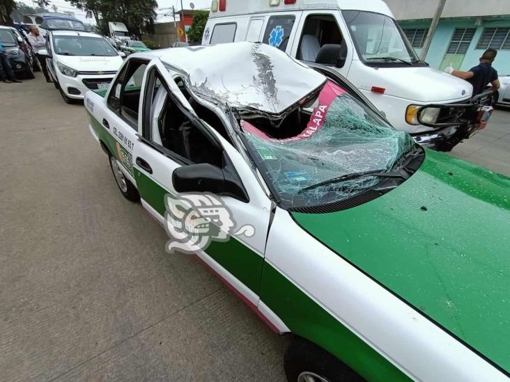 Taxista choca contra remolque en la avenida Ferrocarril Interoceánico de Xalapa