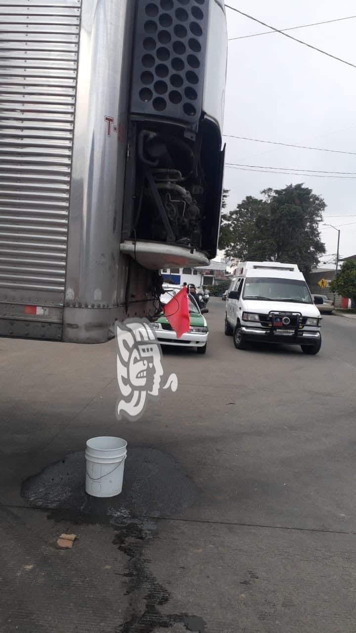 Taxista choca contra remolque en la avenida Ferrocarril Interoceánico de Xalapa