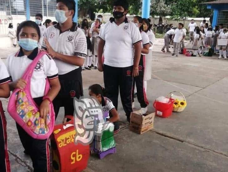 En Las Choapas, estudiantes hacen el reto un día sin mochila