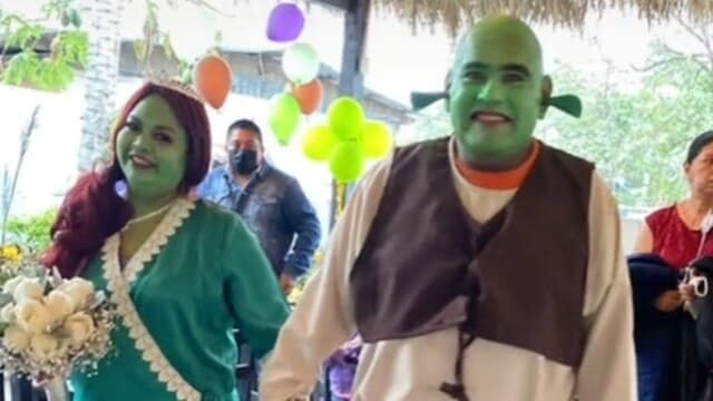 ¡Vivan los novios! Pareja se casa disfrazada de Shrek y Fiona