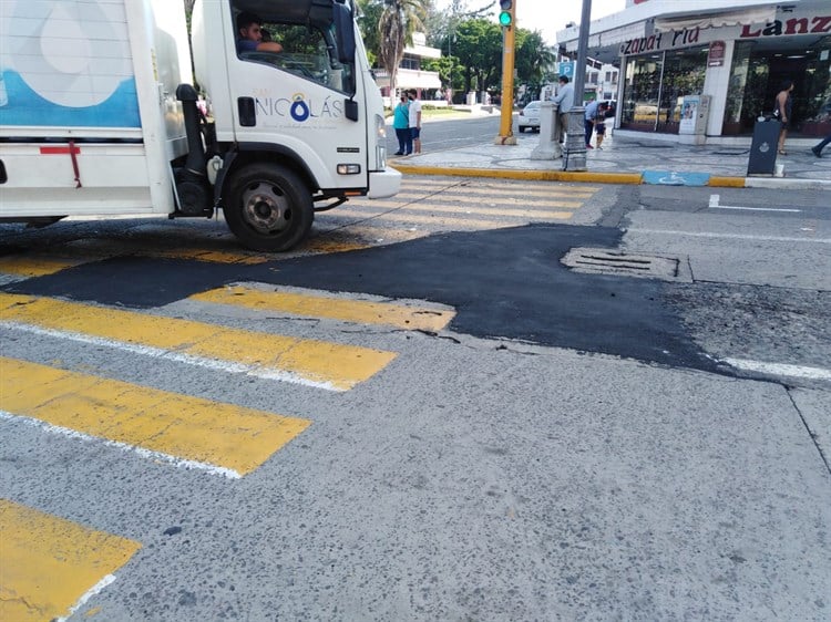 Tapan bache donde se tropezó Papi Kunno en desfile de Carnaval de Veracruz 2022