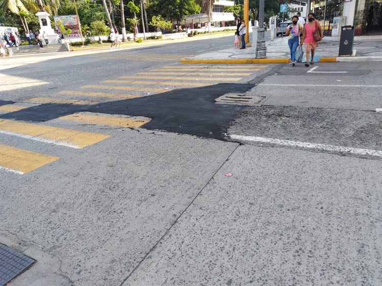 Tapan bache donde se tropezó Papi Kunno en desfile de Carnaval de Veracruz 2022