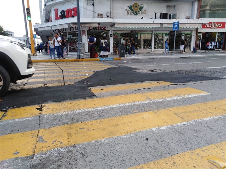 Tapan bache donde se tropezó Papi Kunno en desfile de Carnaval de Veracruz 2022