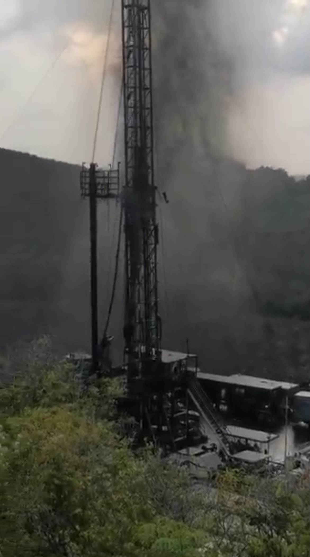 Papantla: reportan fuga de hidrocarburo en pozo de Pemex; alertan posible evacuación