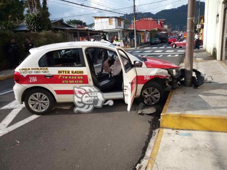 Choque de taxi contra poste dejó 3 heridos en Orizaba