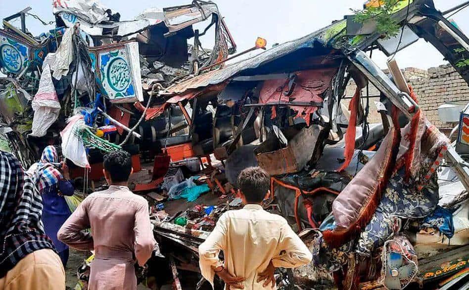 Autobús cae a un barranco en Pakistán; hay 19 muertos