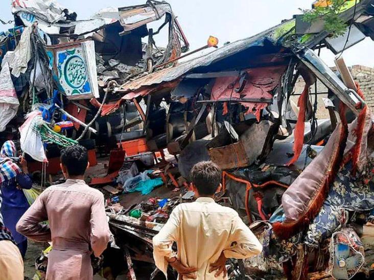 Autobús cae a un barranco en Pakistán; hay 19 muertos