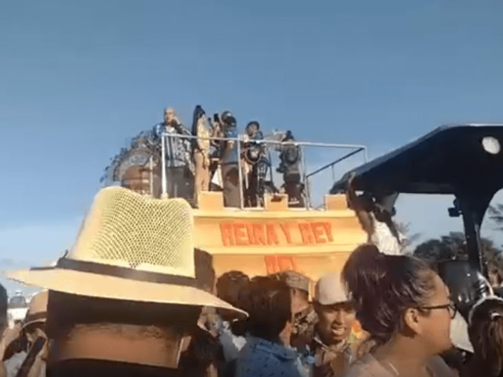 Roban celular a reportera durante transmisión del Carnaval de Veracruz 2022(+video)