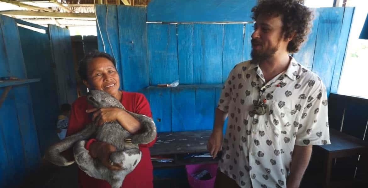 Luisito Comunica visita a familia de la Amazonia con animales exóticos y la denuncia