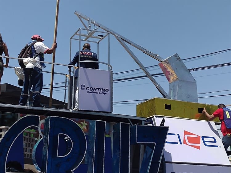 Cableado eléctrico impide el paso a los carros alegóricos del Carnaval de Veracruz