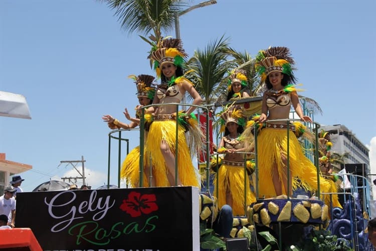 El segundo gran desfile del Carnaval de Veracruz se retrasa por más de 1 hora (Video)