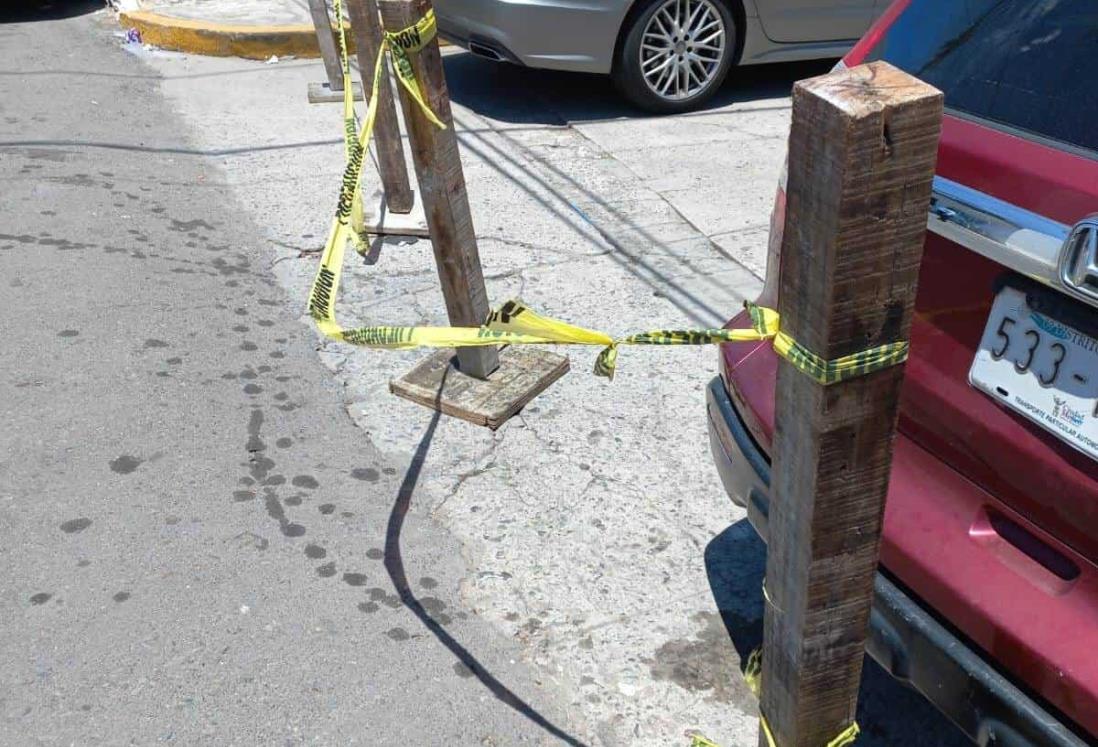 Vecinos protegen sus cocheras con cubetas para evitar daños por Carnaval de Veracruz