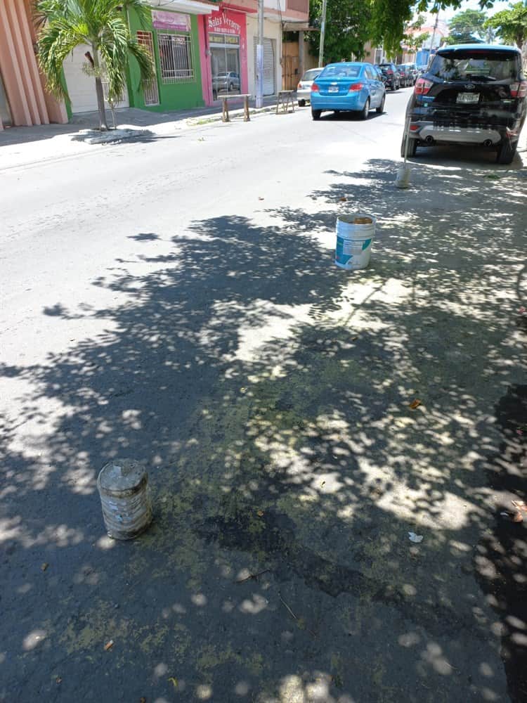 Vecinos protegen sus cocheras con cubetas para evitar daños por Carnaval de Veracruz