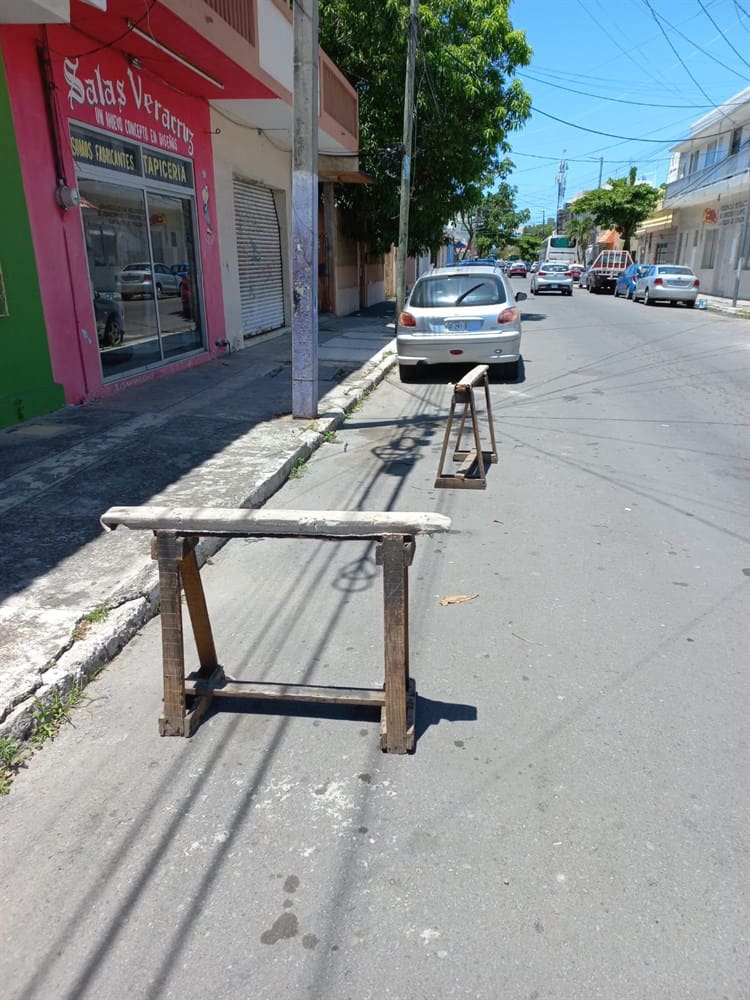 Vecinos protegen sus cocheras con cubetas para evitar daños por Carnaval de Veracruz