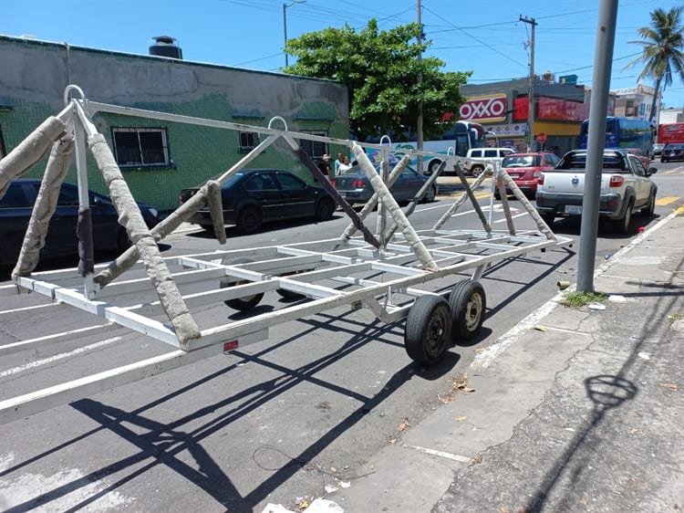 Vecinos protegen sus cocheras con cubetas para evitar daños por Carnaval de Veracruz