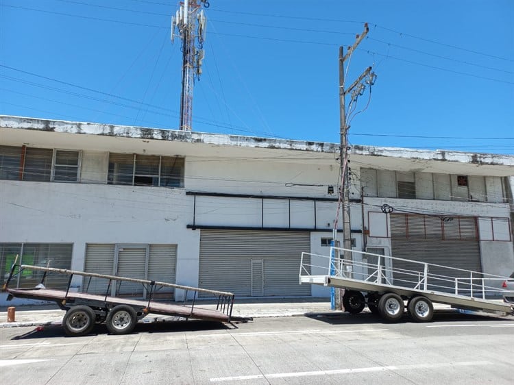 Vecinos protegen sus cocheras con cubetas para evitar daños por Carnaval de Veracruz