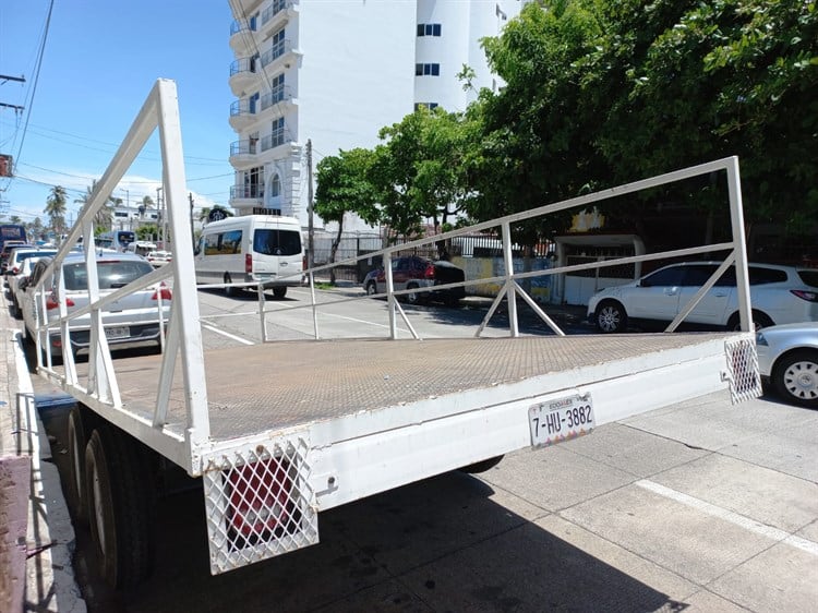 Vecinos protegen sus cocheras con cubetas para evitar daños por Carnaval de Veracruz