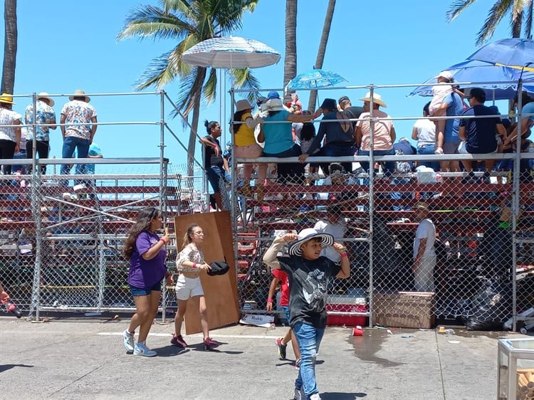 Familias gastan hasta mil 500 pesos en gradas y alimentos por desfiles del Carnaval