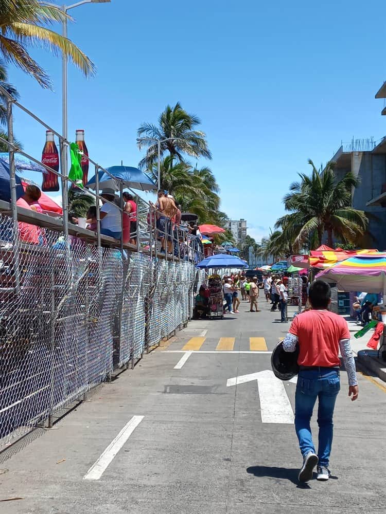 Familias gastan hasta mil 500 pesos en gradas y alimentos por desfiles del Carnaval