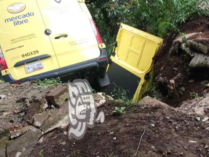 Camioneta de envíos cae en desnivel de la colonia José Vasconcelos, en Xalapa