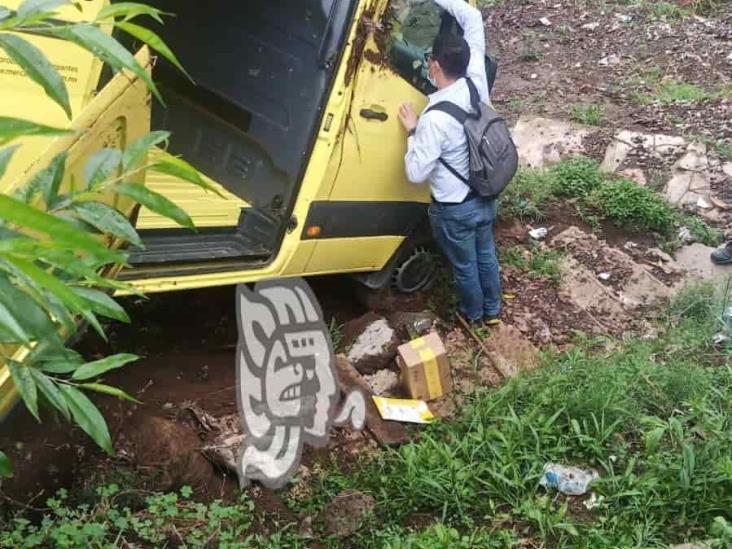 Camioneta de envíos cae en desnivel de la colonia José Vasconcelos, en Xalapa