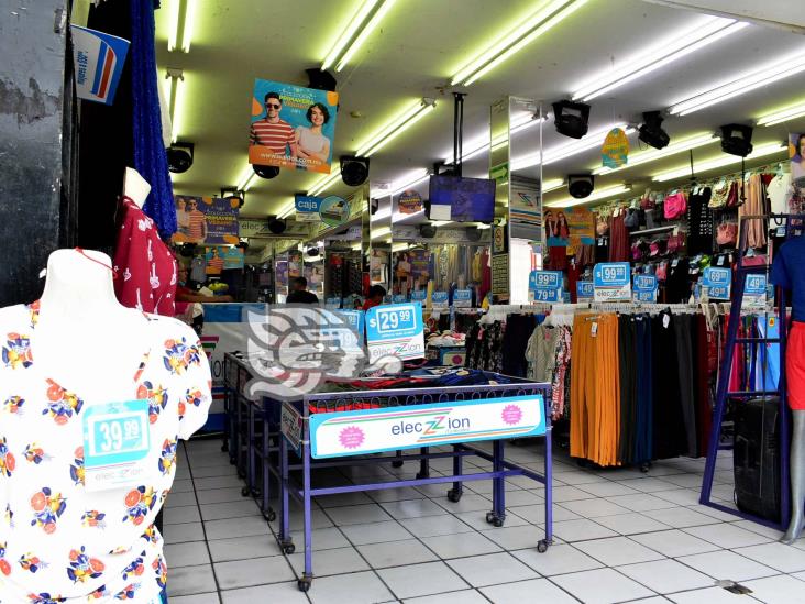 Ante bajas ventas, ofertan mercancías en el centro de Coatzacoalcos