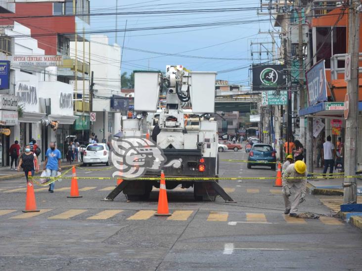 Ruptura de un cable de la CFE deja sin luz a colonias de Poza Rica