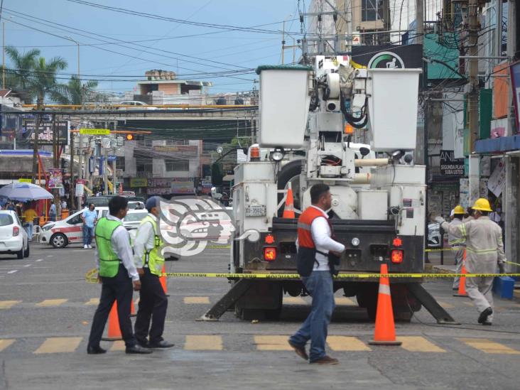 Ruptura de un cable de la CFE deja sin luz a colonias de Poza Rica