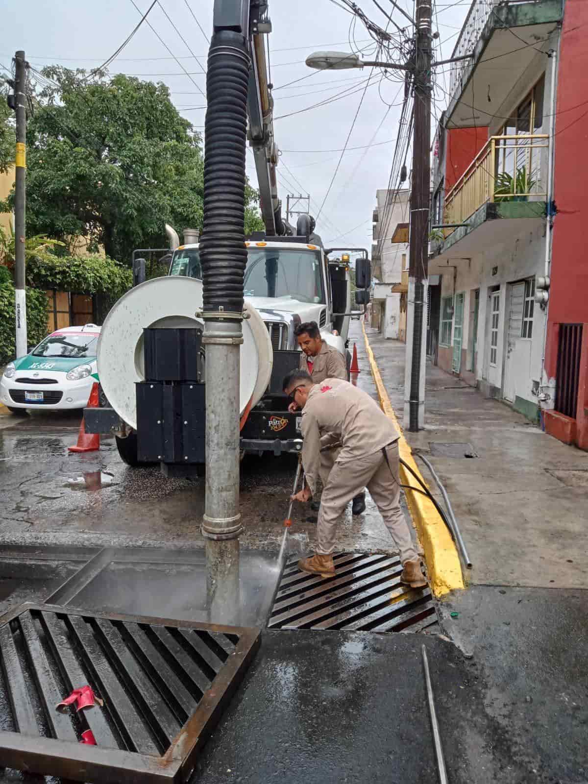 Piden a población de Xalapa no tirar basura en calle, tapa alcantarillas