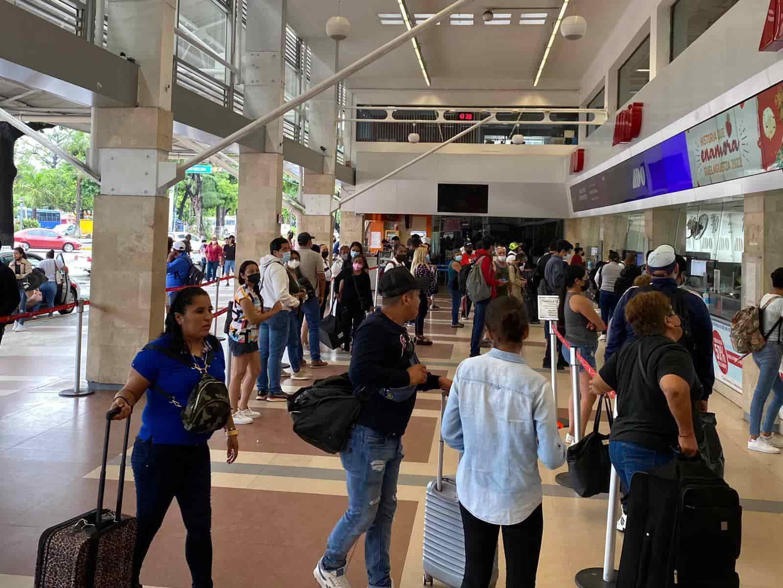 Largas filas en terminal de autobuses de Veracruz (+Video)