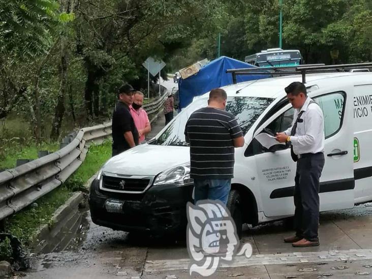 Derrapa camioneta en bulevar Xalapa- Coatepec y choca contra protección metálica