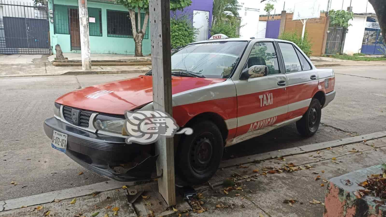 Abandonan taxi en barrio de Acayucan tras accidente