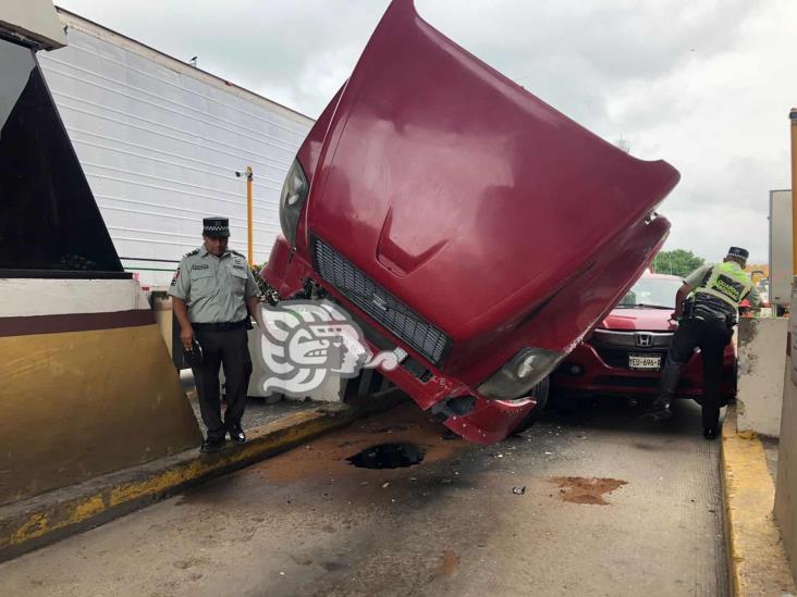 (+Video) Tráiler sin frenos provoca choque múltiple en caseta de Acayucan