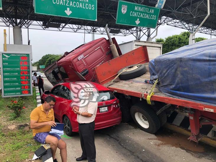 (+Video) Tráiler sin frenos provoca choque múltiple en caseta de Acayucan