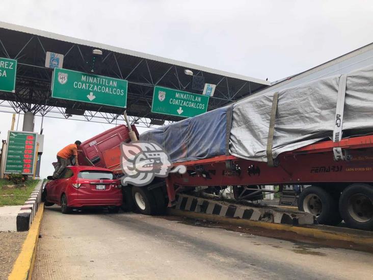 (+Video) Tráiler sin frenos provoca choque múltiple en caseta de Acayucan