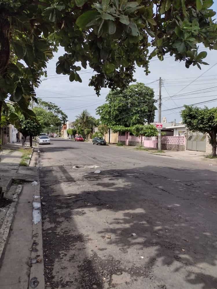 Negocios bajan cortinas tras masacre de familia en Boca del Río