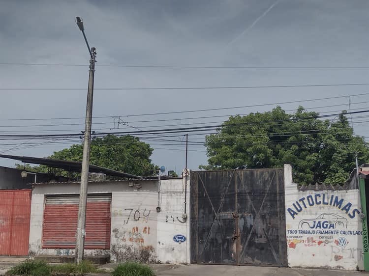 Negocios bajan cortinas tras masacre de familia en Boca del Río