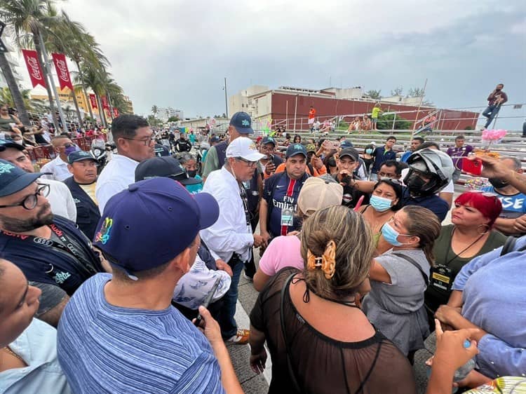 Policía desaloja a graderos que bloquearon desfile del Carnaval de Veracruz (+video)