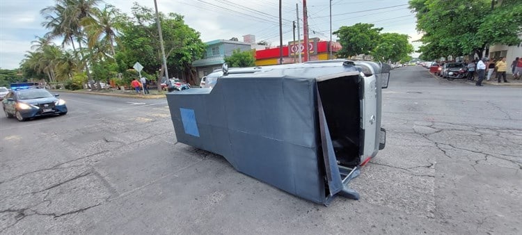 Camioneta termina volcada al provocar accidente en Veracruz