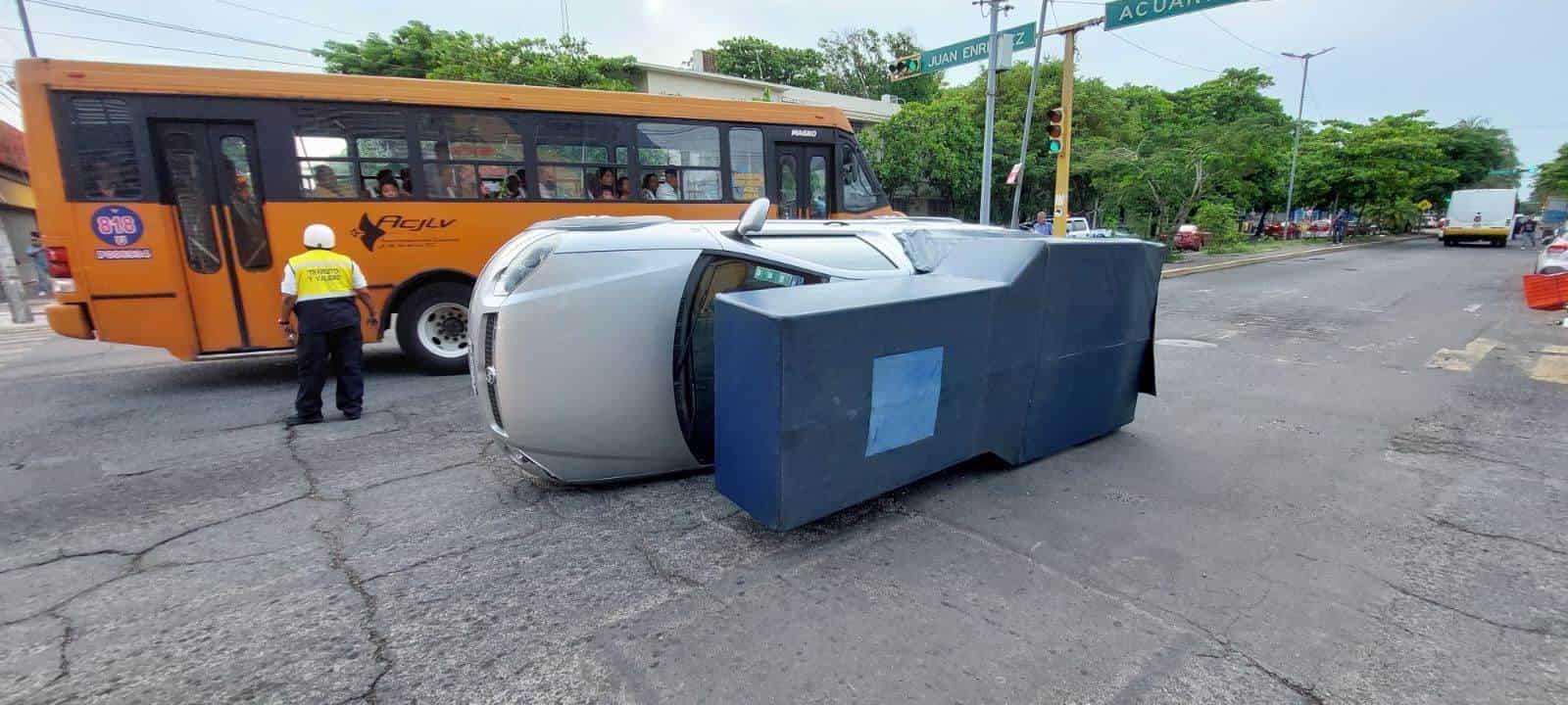 Camioneta termina volcada al provocar accidente en Veracruz