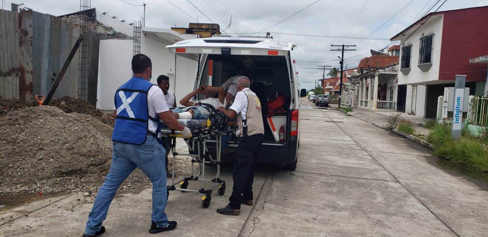 Hombre se lesiona con pulidora cuando trabajaba en el techo de casa en Cosamaloapan